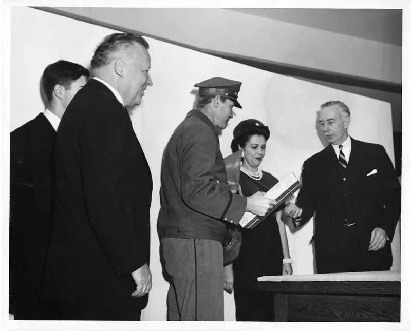 裸死街头，尸骨不全，戴过这颗3亿美金钻石的人最后有多惨