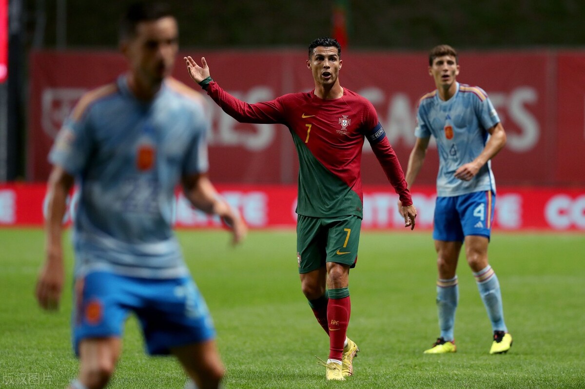 天下足球双骄c罗和梅西,c罗为什么比梅西更受欢迎