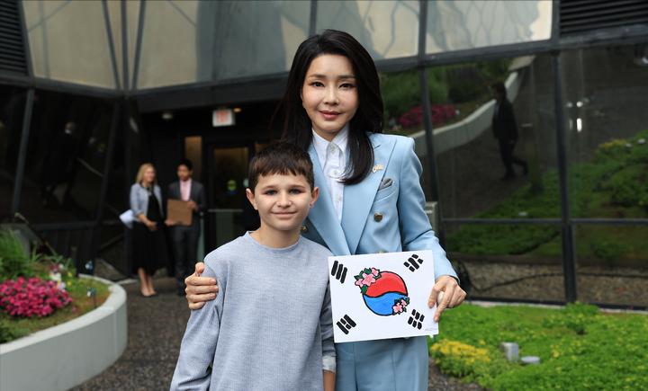 韩国第一夫人出访英国王室服装秀,韩国第一夫人美丽瞬间