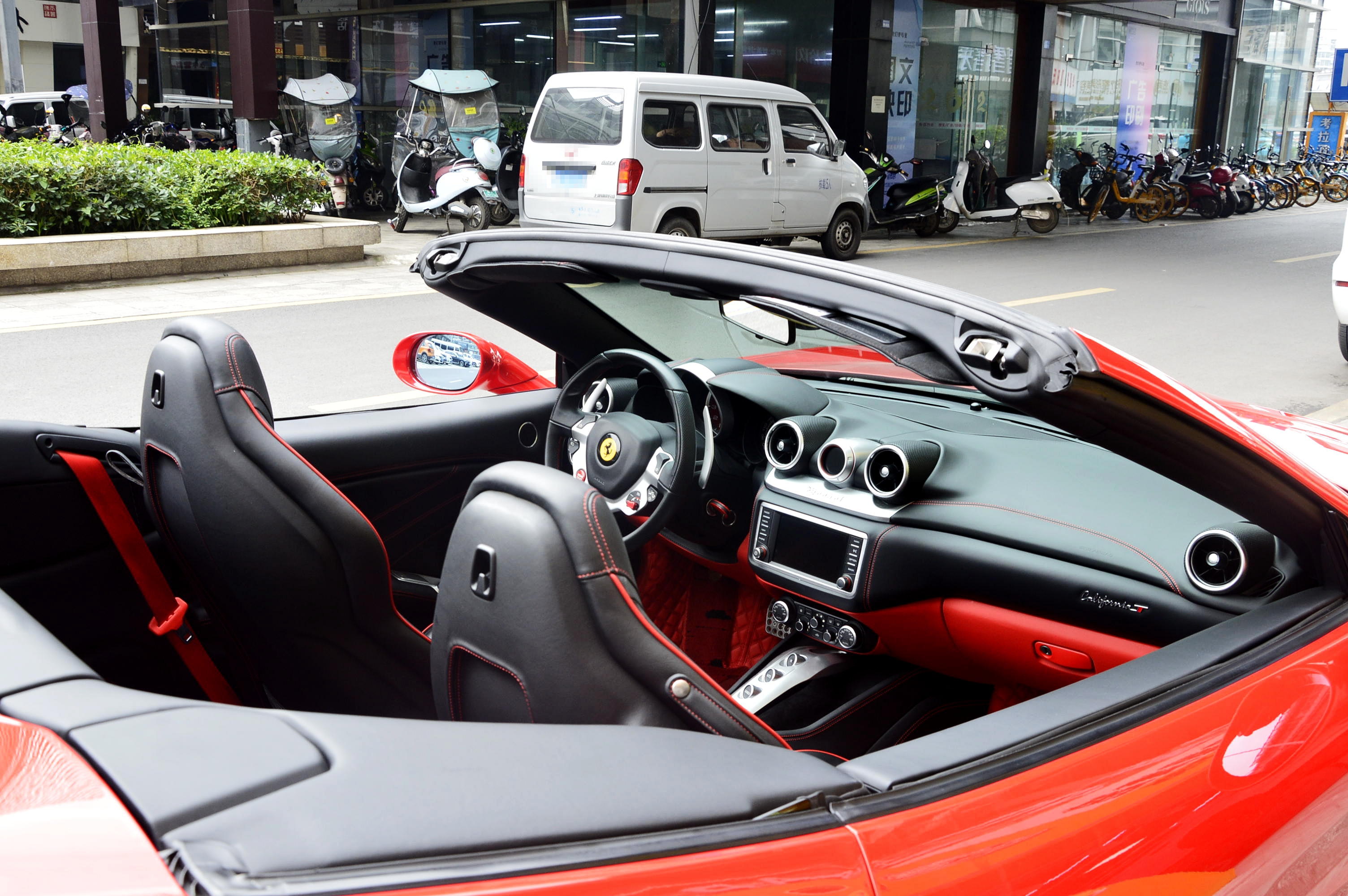 租一台法拉利488多少钱一天,在成都租一辆法拉利多少钱一天