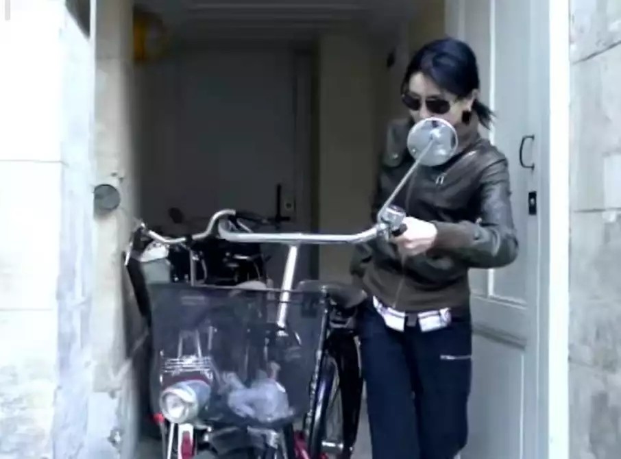 事实证明，独居贫民区、不婚无子的张曼玉，已经走上了另一条大路