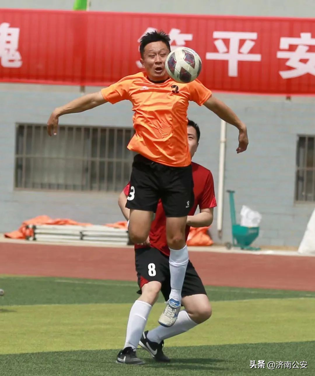 瞧瞧～警察队伍里的“足球小子”！