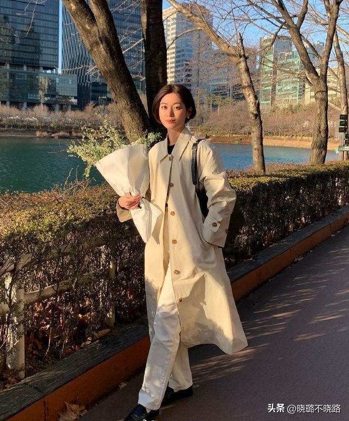 米白色风衣搭配黑色半筒靴子,风衣怎么搭配靴子好看