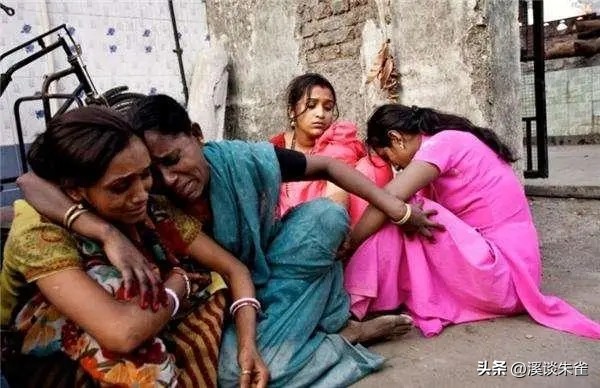 19年记者收集一大证据，揭露印度女性为满足老板，全部被“阉割”