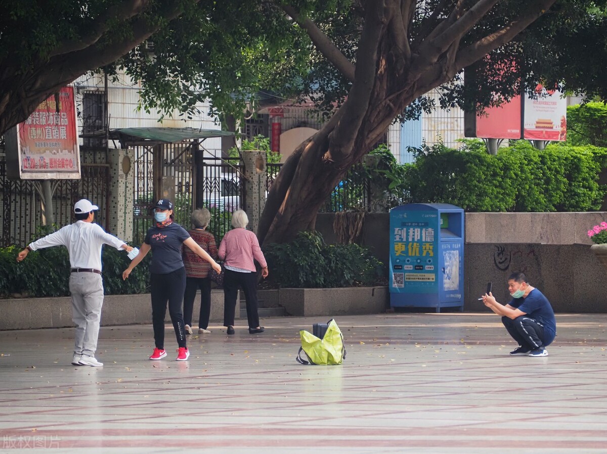 女保安用摄像头跟踪帅哥，领导发现后将她开除，后来她怎么了
