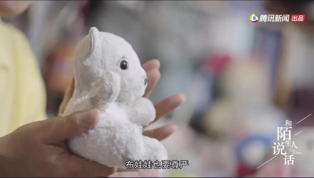 74岁上海“娃娃大夫”走红,花10年治好上千只娃娃:太治愈了