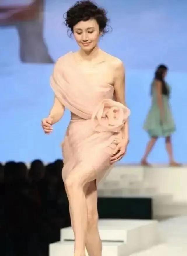 袁泉生活穿衣搭配,袁泉的百万衣橱