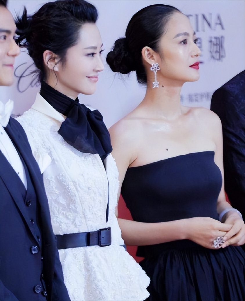 许晴周韵同框图片,姜文周韵许晴走红毯