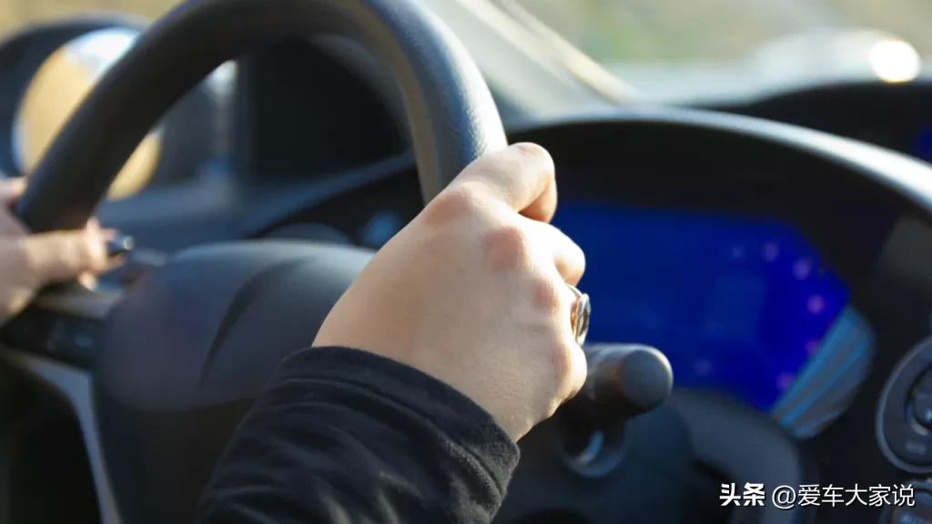 新手开车上路跑不直怎么办,方向盘偏离正常位置之调整方法