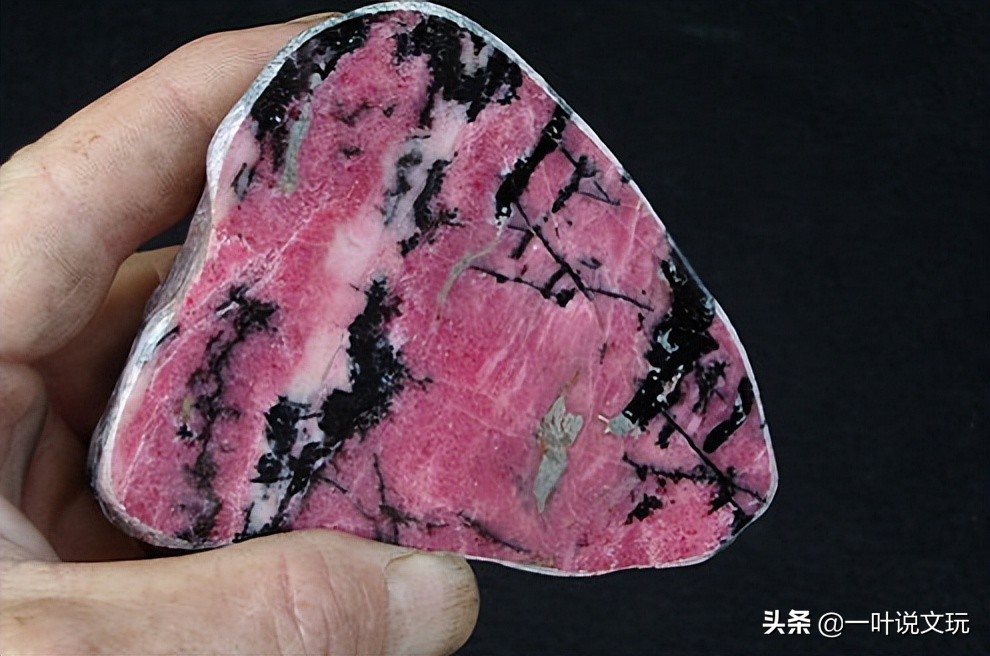 河边捡到黄色石头是什么石,山上捡到的乳白石是什么石