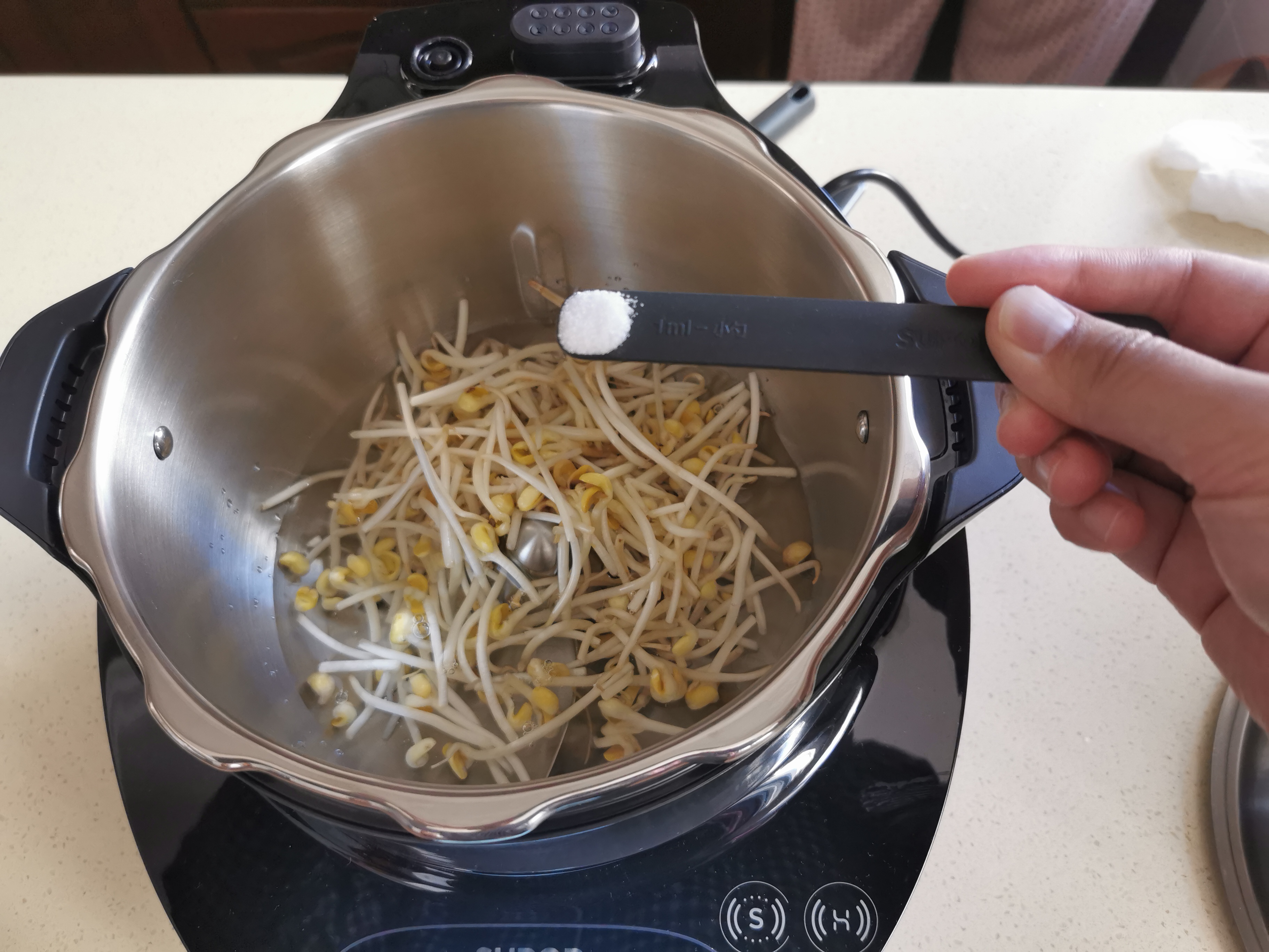 黑科技与顶级大厨交锋,厨房黑科技苏泊尔小c主厨料理机