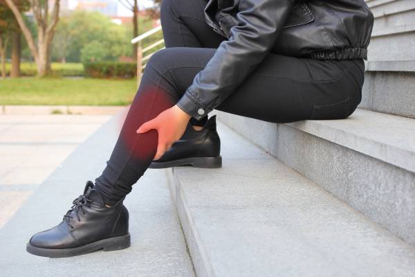 睡觉突然抽筋是什么原因引起的,睡觉老抽筋是缺什么