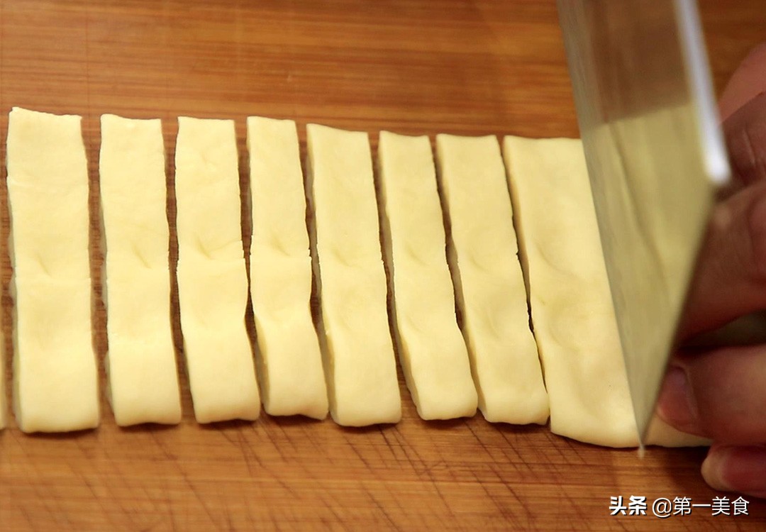 一碗面粉俩鸡蛋做低糖少油小零食,一碗面粉2勺糖做出小零食