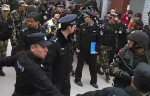 村民家的宠物狗叼回来一根脚趾头，牵扯出背后一起杀人抛尸长江案