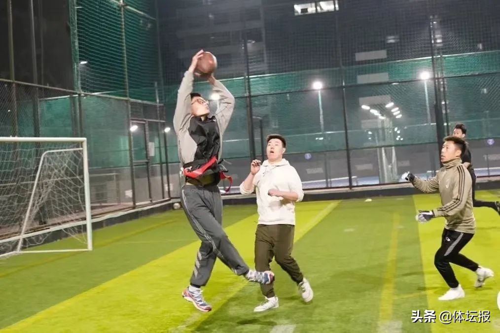 露营、飞盘、橄榄球……城市里的年轻人太会玩了