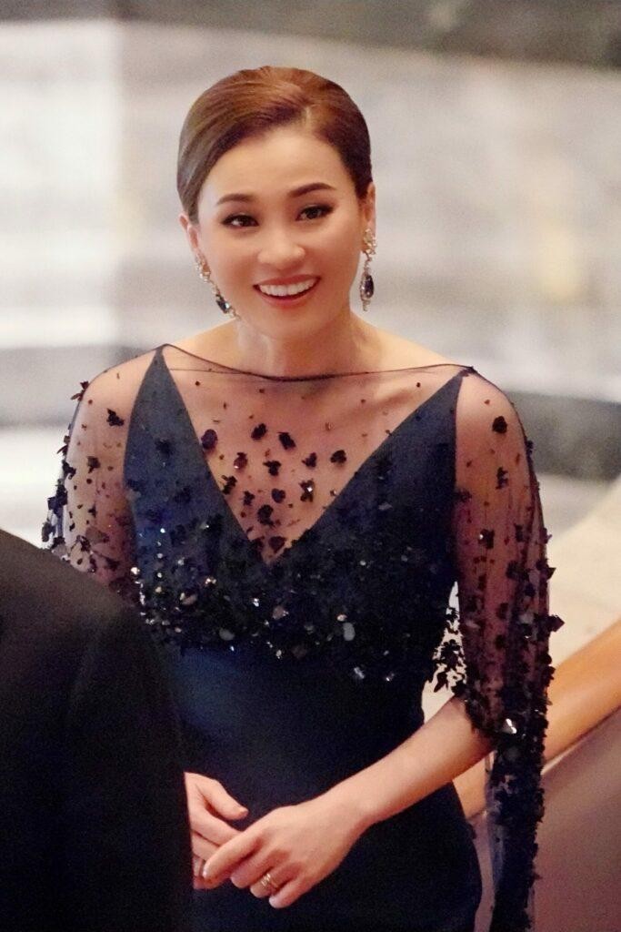 泰王屈膝礼,苏提达生日庆典