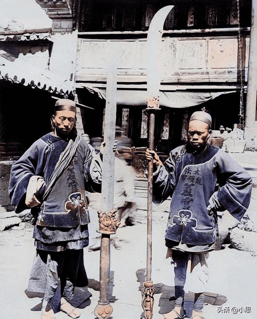 真实晚清老照片：穿着肚兜的*女妓**在揽客，底层妇女穷到衣不蔽体2