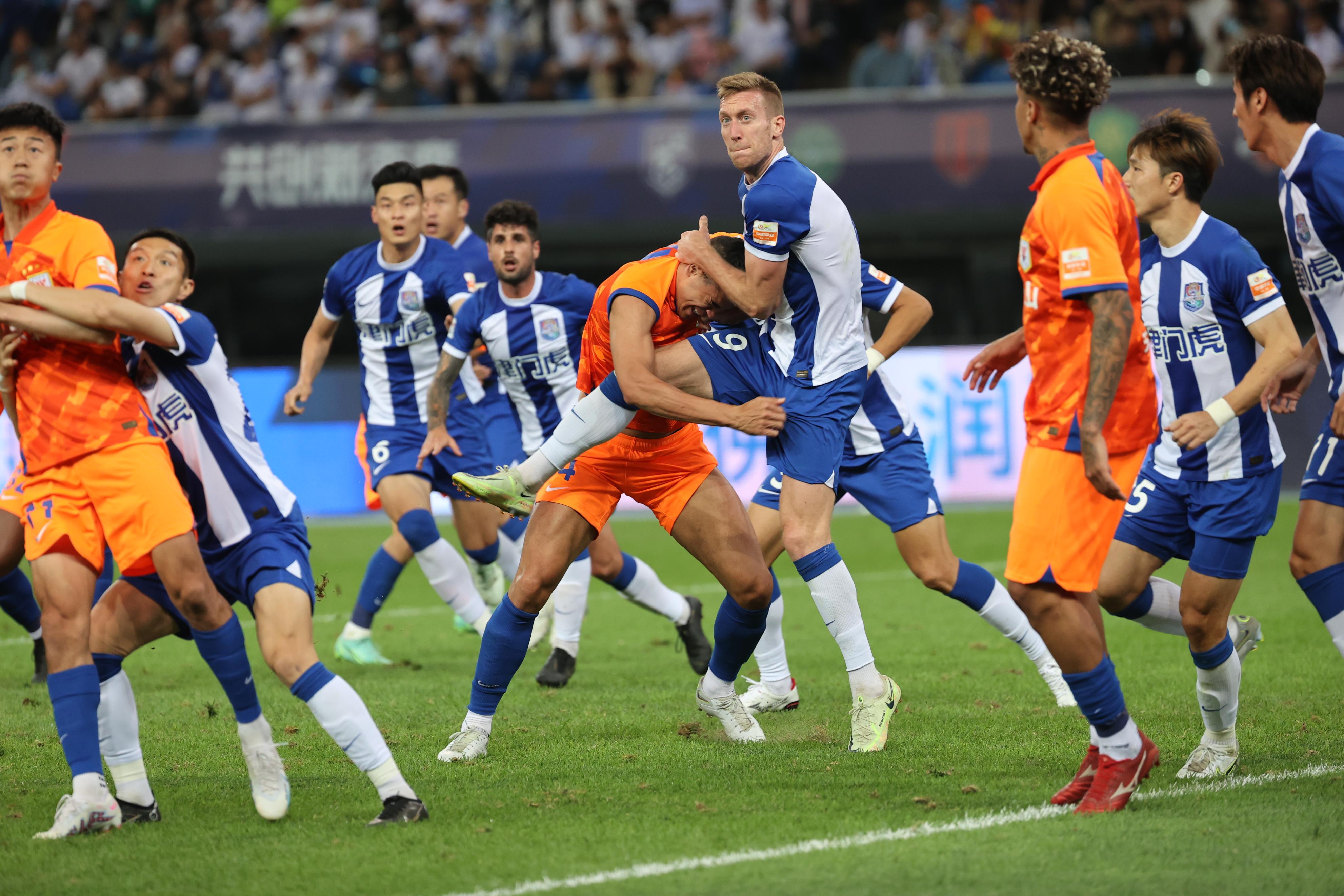 直击津鲁战“混乱”收场，贾德松被裁判追着出红牌，一人又引冲突