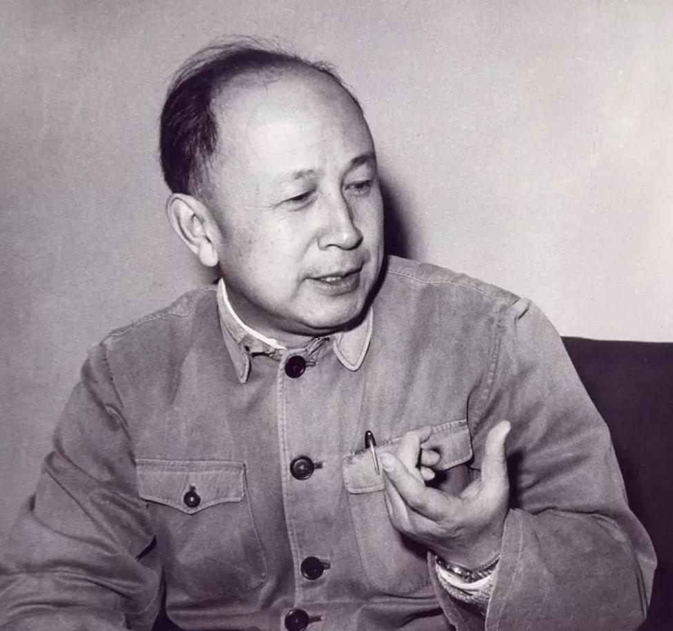 1956年钱学森参加宴会，到场后找不到自己座位，毛主席：坐我身边