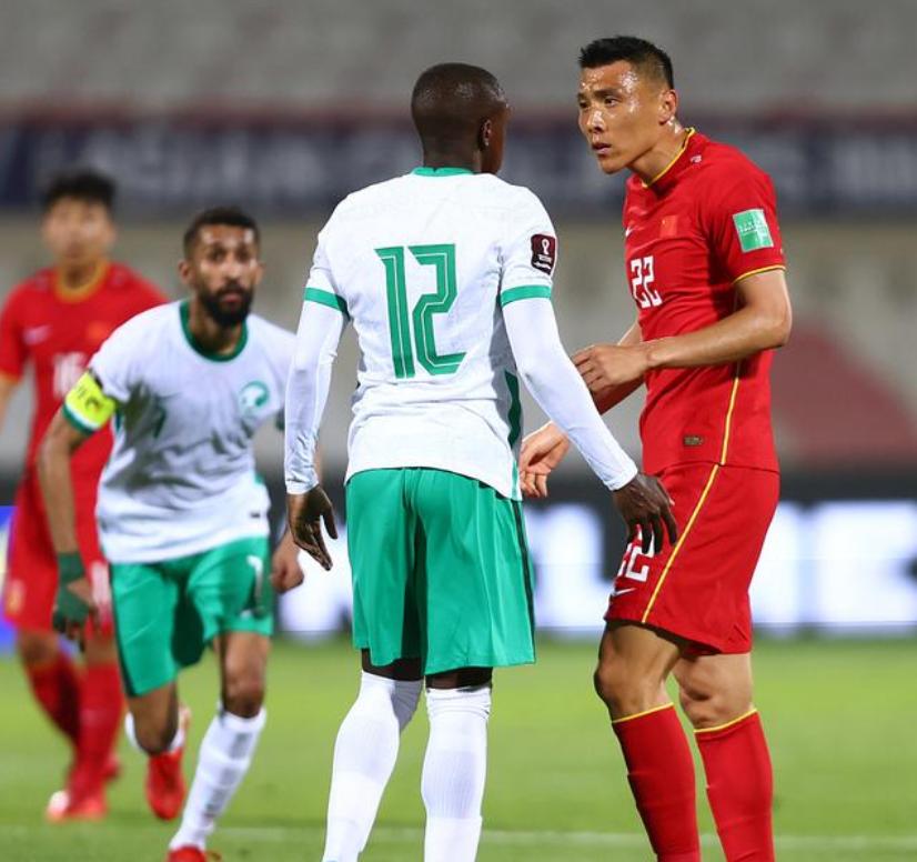 美女记者采访国足失利后的视频,国足采访名场面女记者被踢