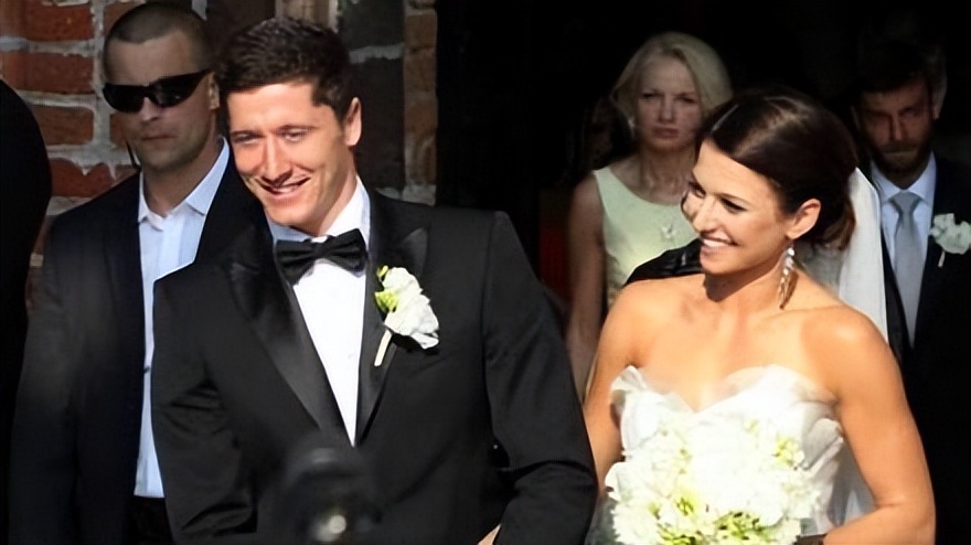 两位锋霸的故事，一个还在场上驰骋，一个坐在了教练席