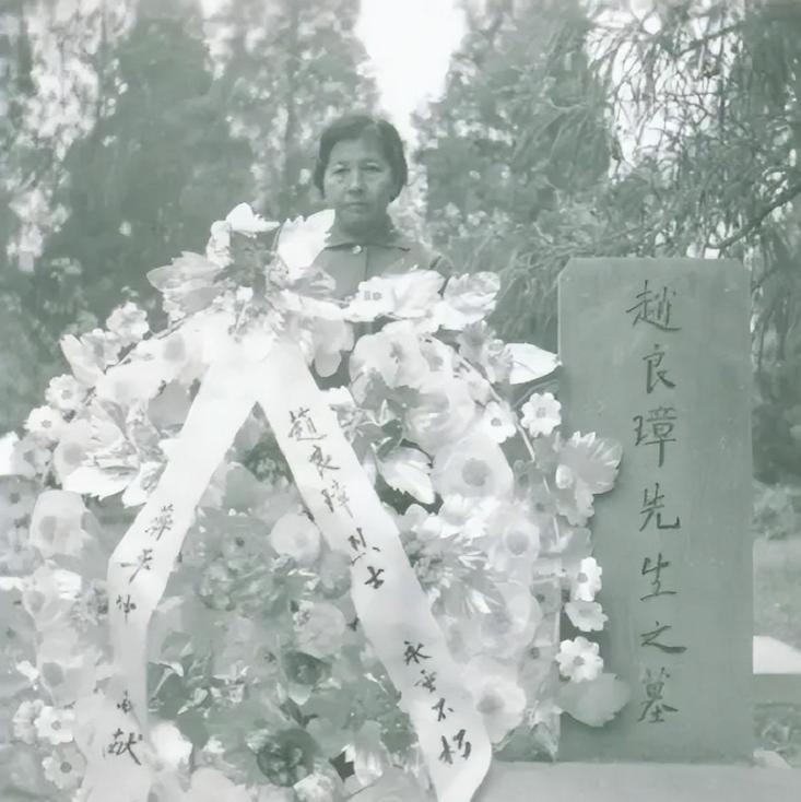 48年一国军军官被下令枪决，行刑前他拒绝下跪，高呼：毛主席万岁