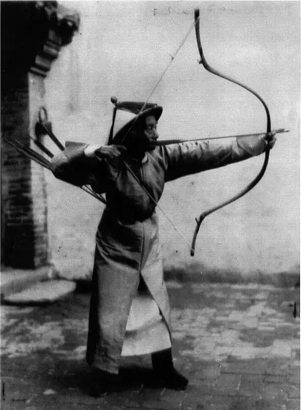 一箭射中猪屁股的成语,箭射穿小腿