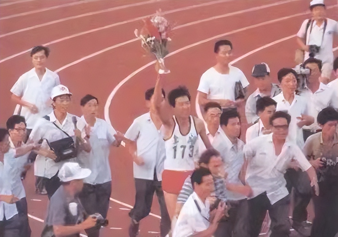 跳高国王朱建华：三次打破世界纪录，却因奥运丢冠遭羞辱被迫退役