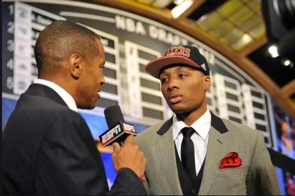 利拉德坚守11年却从未获得冠军,利拉德卫冕三分大赛冠军回放