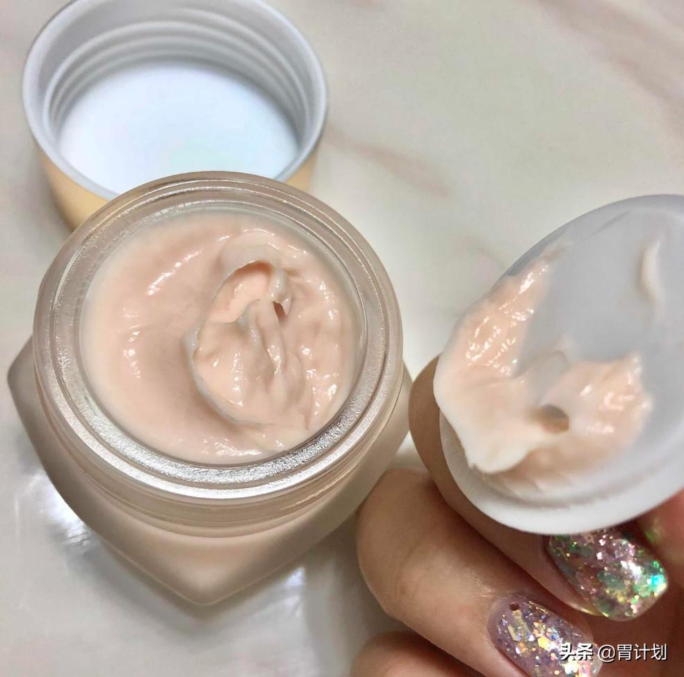 面霜跟精华的正确使用方法,保湿面霜和精华哪个好用