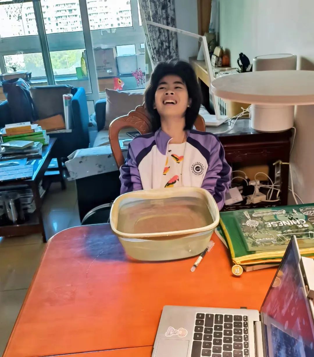 网课第一天，老母亲忙到窒息，除了工作啥都干了