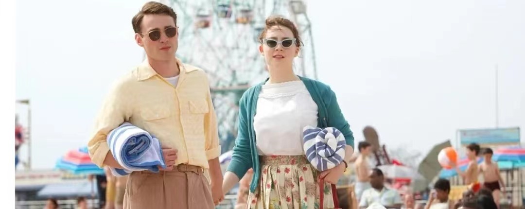 美国影片《布鲁克林》多次出现爱丽丝的定格画面有什么目的？