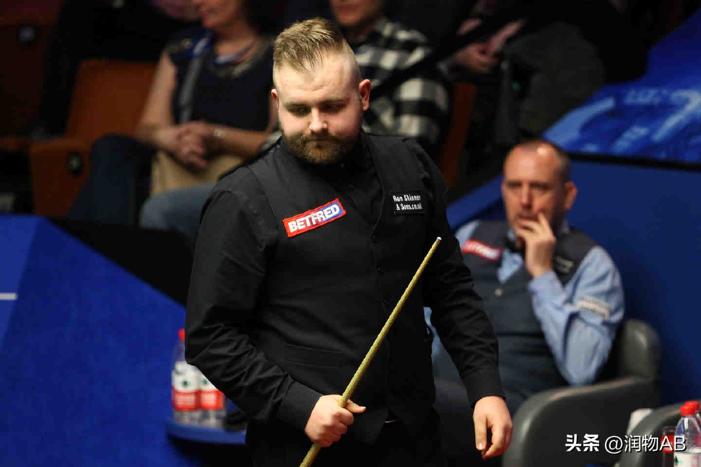 莱恩斯很开心拔“萝卜”小特称拿到资格属额外奖励；小猪复仇马威