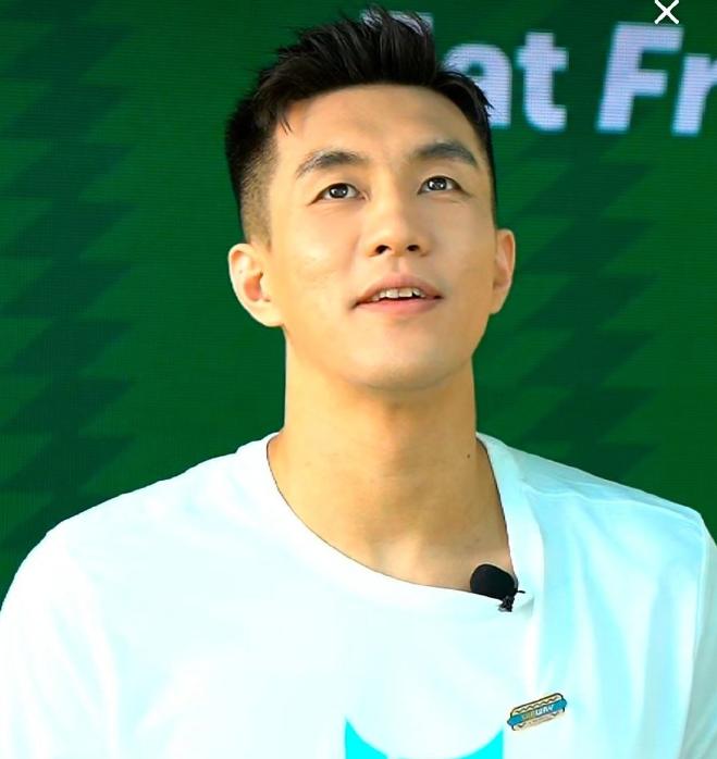 恭喜2米06男篮国手订婚，准老婆1米8超高颜值，远看似女明星杨颖