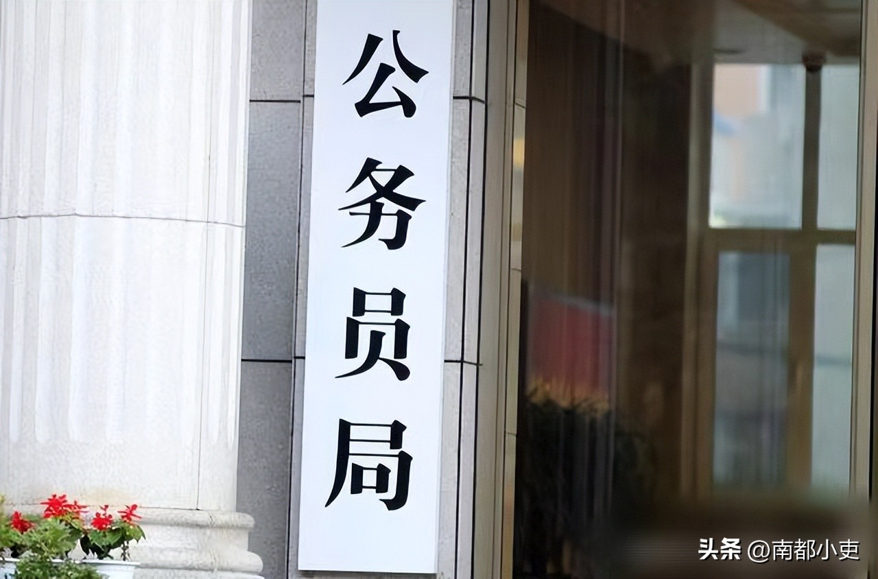 法学本科毕业是考研还是考公,大学本科毕业是考研好还是考公好