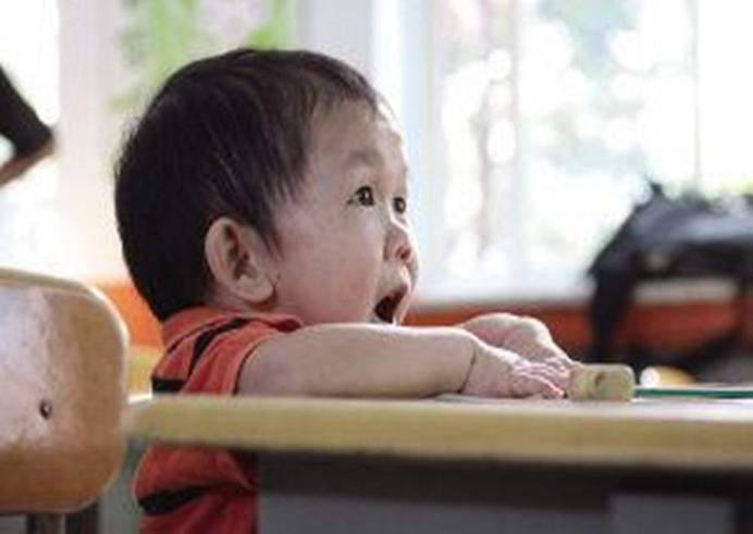 袖珍男子吴康33岁，面容和身高都停留在一岁时期，他如何养活自己