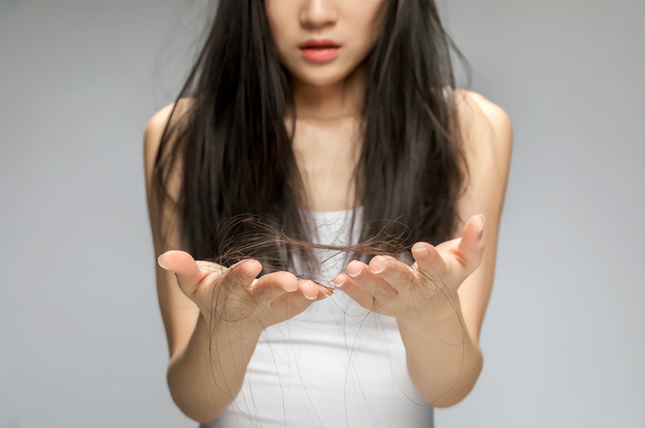 女的经常掉头发缺哪种维生素,女性过了50岁要补充哪些营养