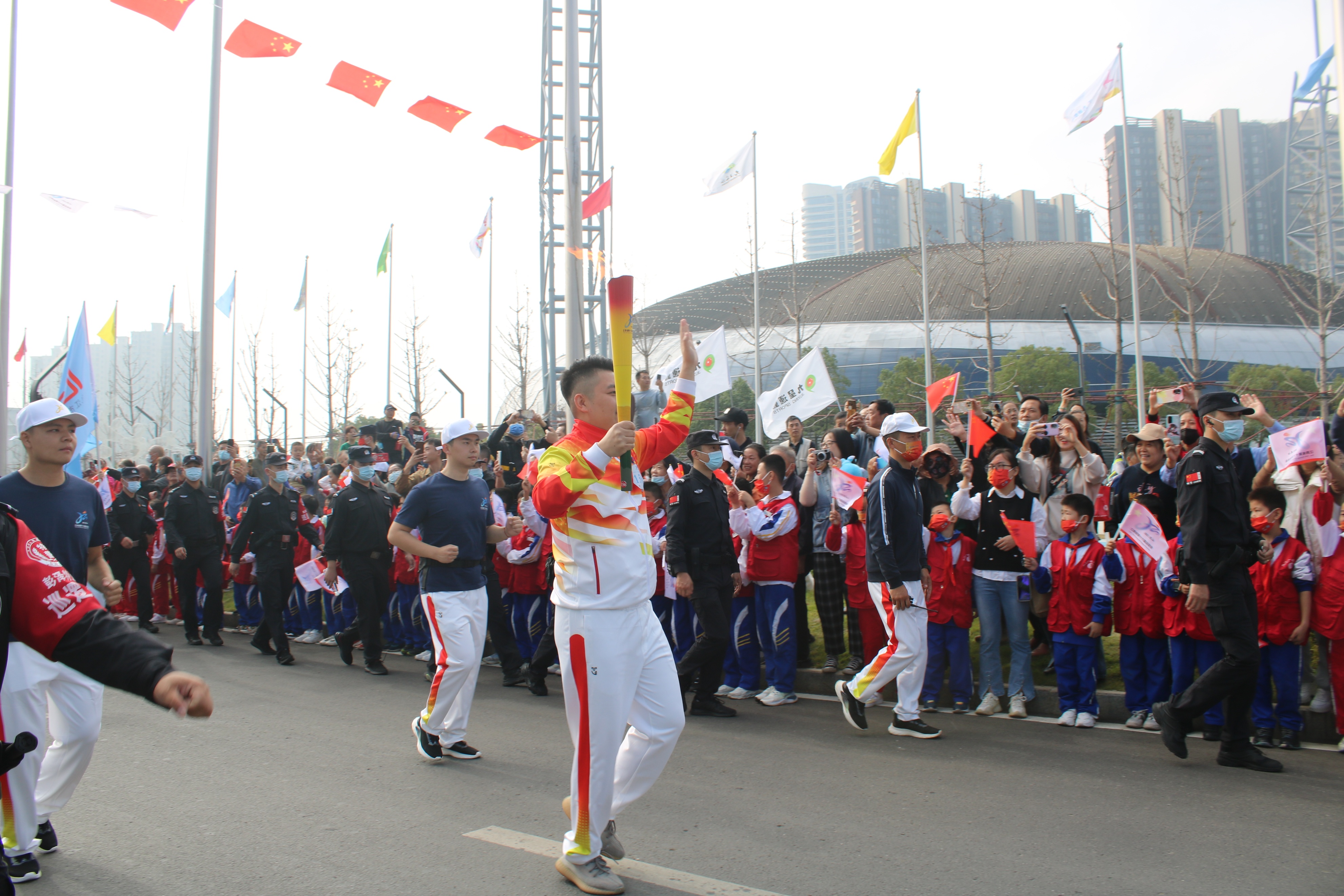 李梓睿传递火炬,省运会火炬传递李挚