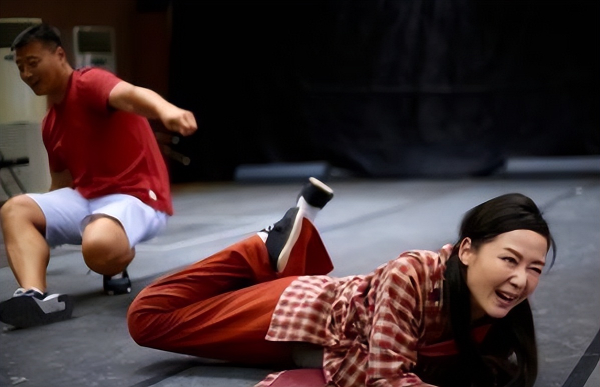 《生死场》：为一块钱，寡妇上门给单身汉缝衣服，失去了清白