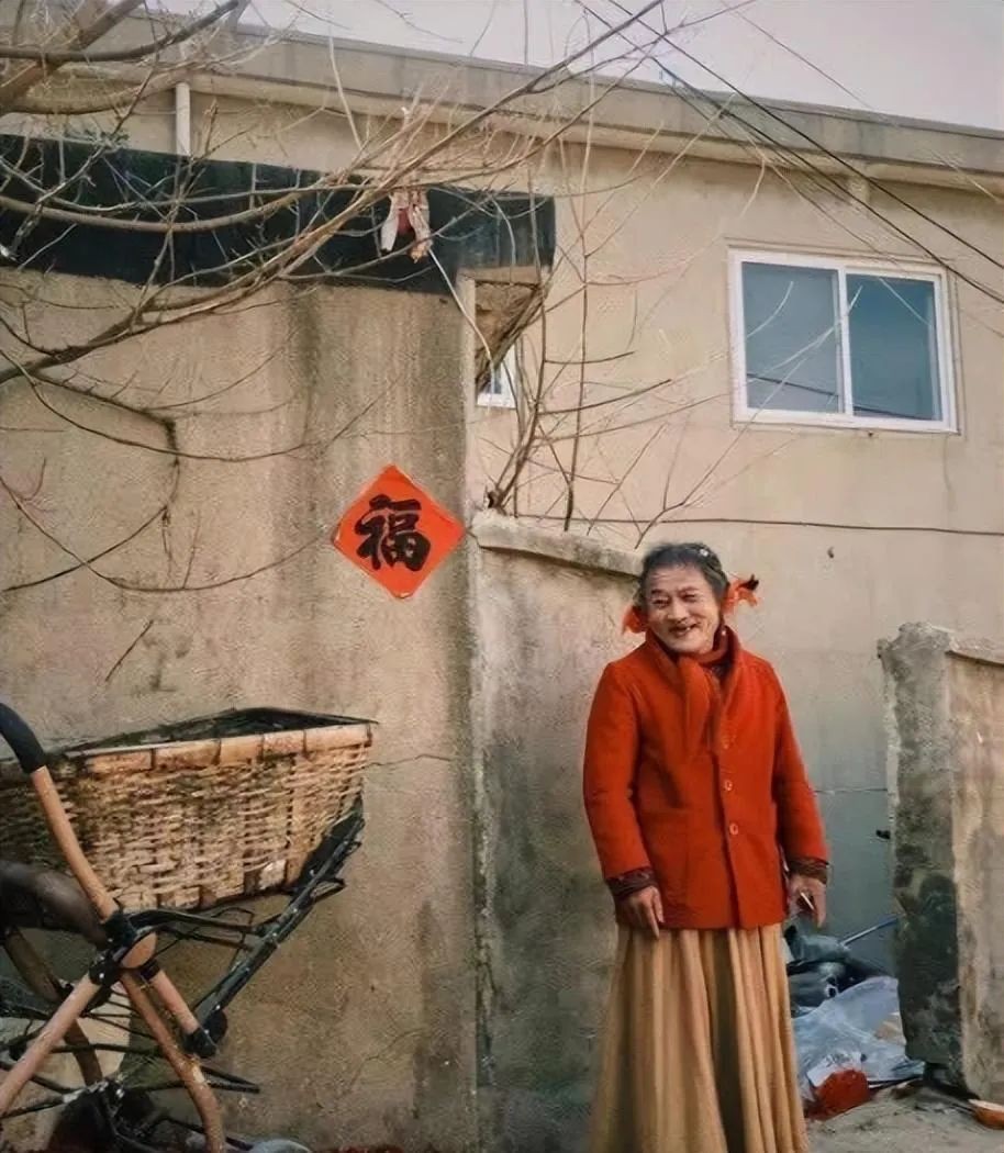 66岁大叔捡垃圾完整版,60多岁男子捡垃圾