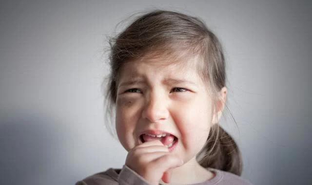 孩子的指甲壳上有白点,小孩指甲里有白点是缺乏维生素吗