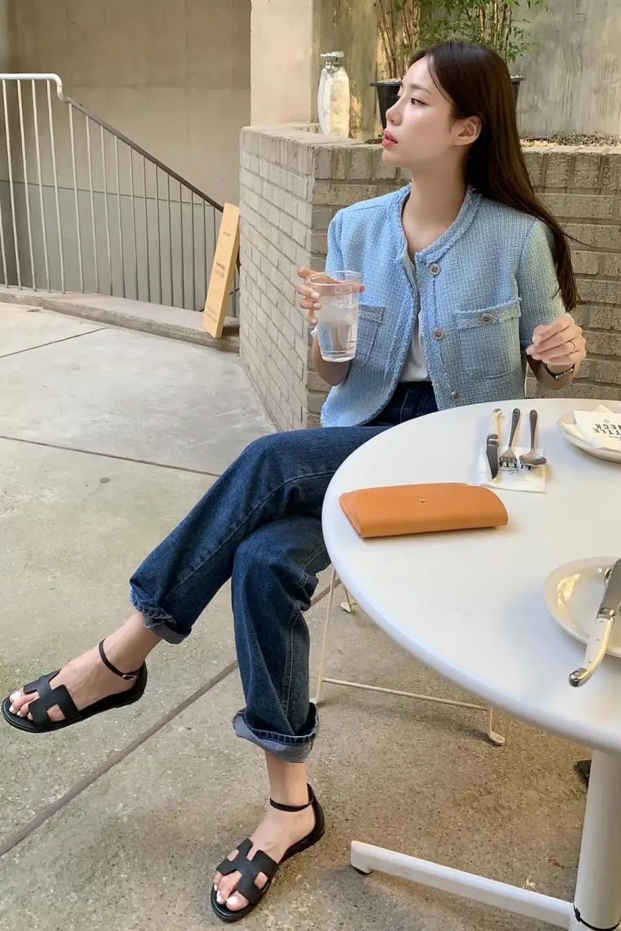 直筒牛仔裤小白鞋穿搭,小白鞋牛仔裤秋冬穿搭图片