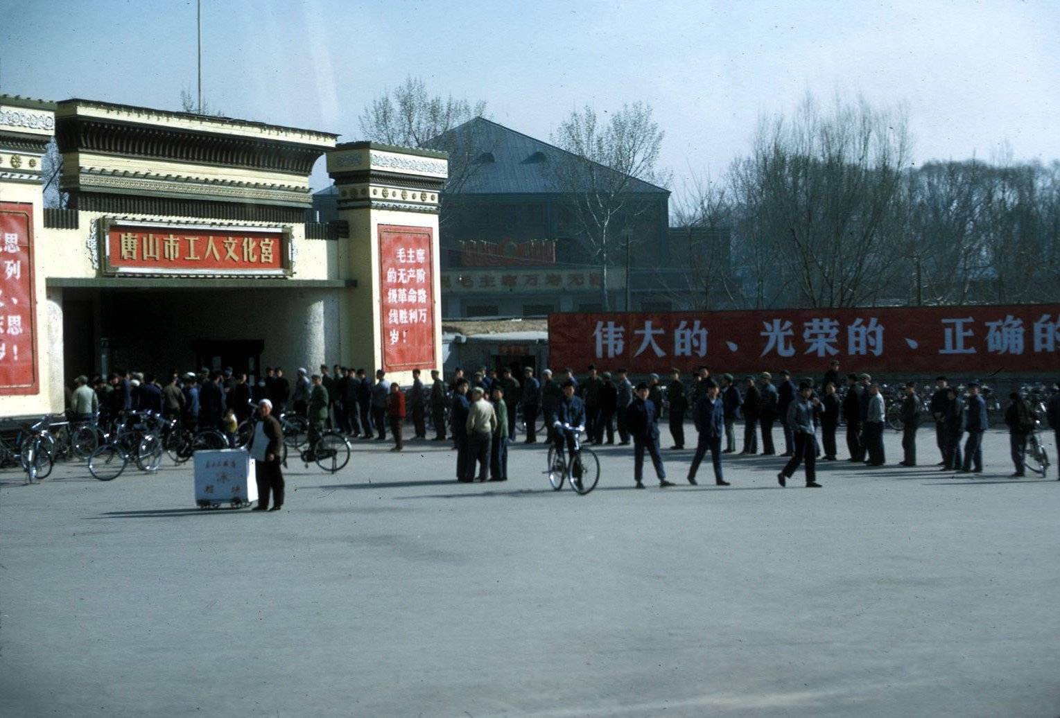 八九十年代的街头标语，大型广告牌的生动形象布满了各大城市