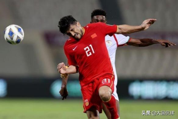 睡机场硬座22小时，足球记者怒怼洛国富矫情：被惯坏装大爷