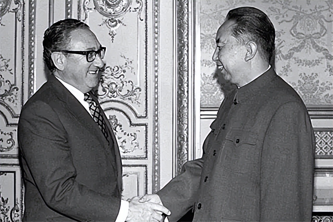 74年*国锋华**衣着朴素参加家长会，工人家长问其贵姓，答：中华的华