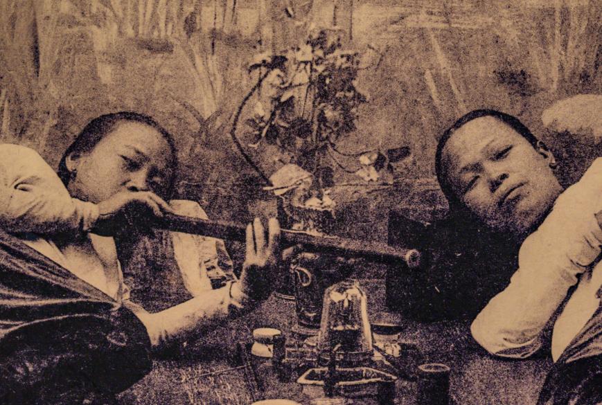 晚清*片鸦**危害:男子瘦骨嶙峋女子媚态百出,任人摆布!可悲可叹!