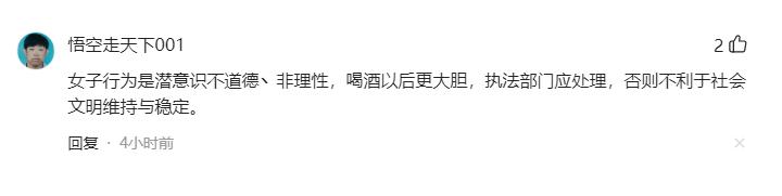 女子当街辣眼睛,女子当街将男子压身下欲强扒衣物