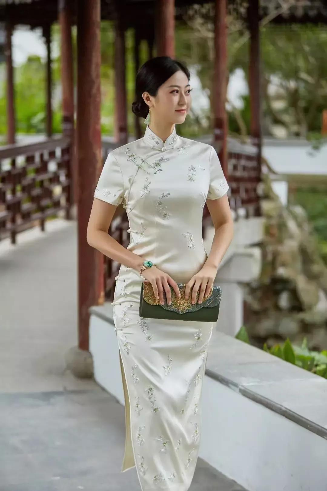 俏丽若三春之桃什么意思以及造句,俏丽如三春之桃清素如九秋之菊