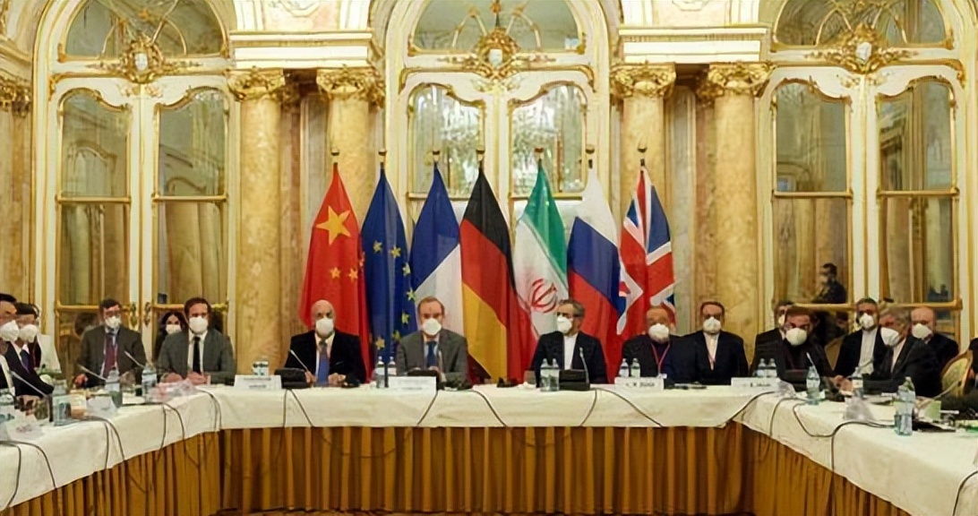 荷尔拜因怎样巧妙的运用色彩和光影，才营造出一种庄严的氛围？