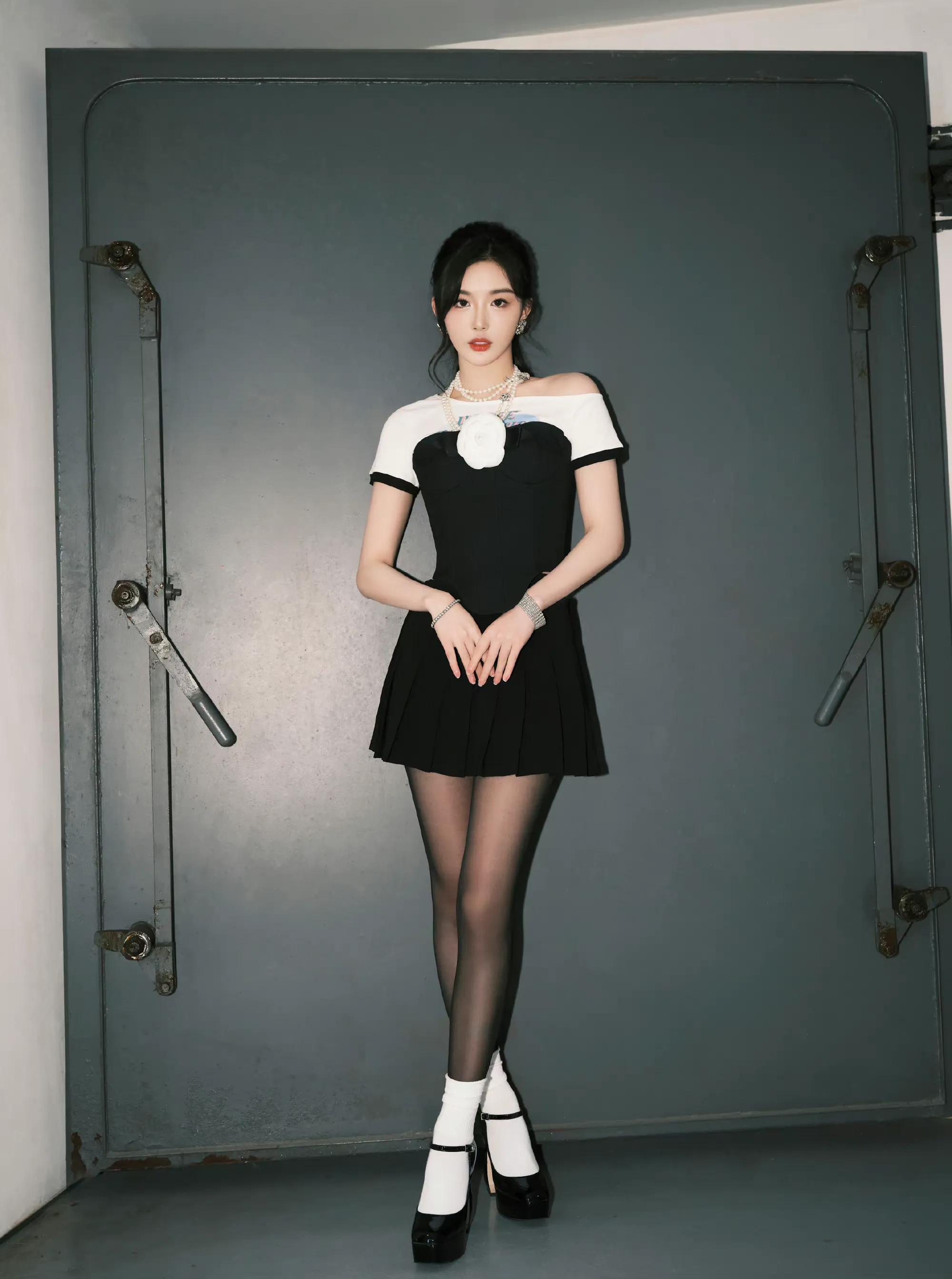 孔雪儿世界杯,孔雪儿穿蕾丝黑色大衣跳舞